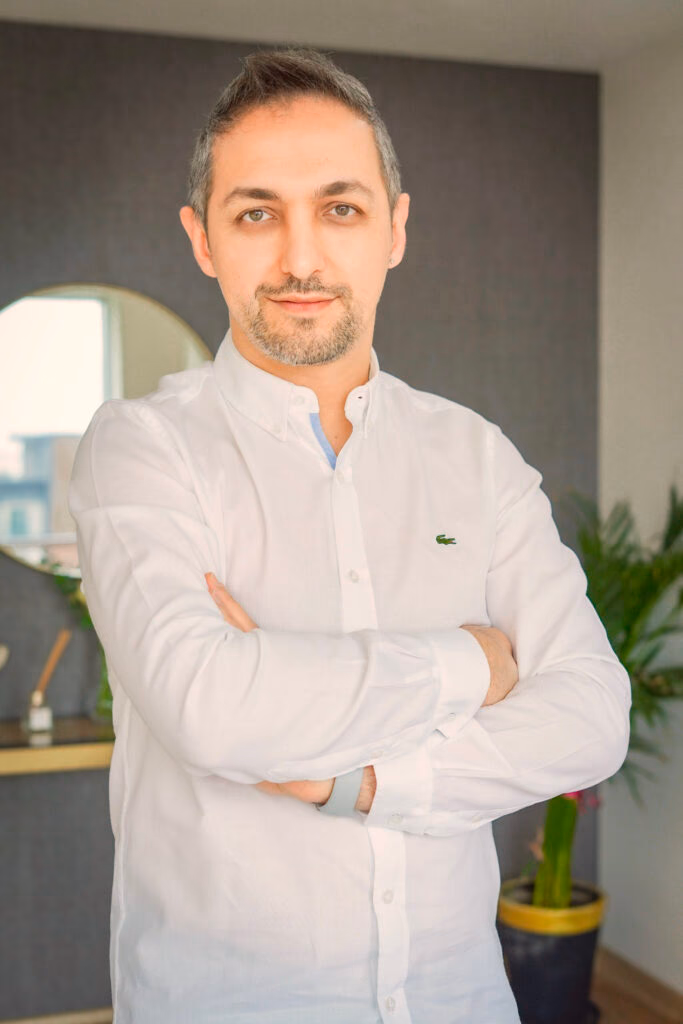 Op. Dr. Düzgün Ateş — Kulak Burun Boğaz Hastalıkları Uzmanı · İzmir
