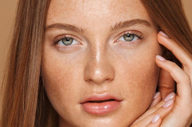 Abstract gold line illustration evoking the lip line for the lip lift page